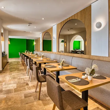 Cardoner Es Konferenciakoezpont Hotell Dobogoko