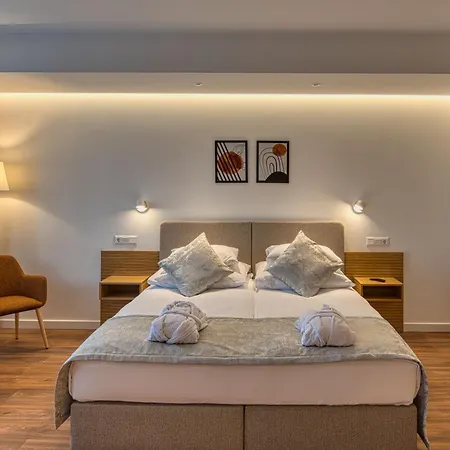Hotell Cardoner Es Konferenciakoezpont Dobogoko
