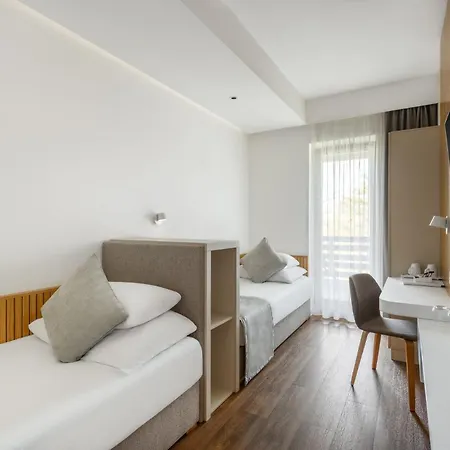 Hotell Cardoner Es Konferenciakoezpont Dobogoko